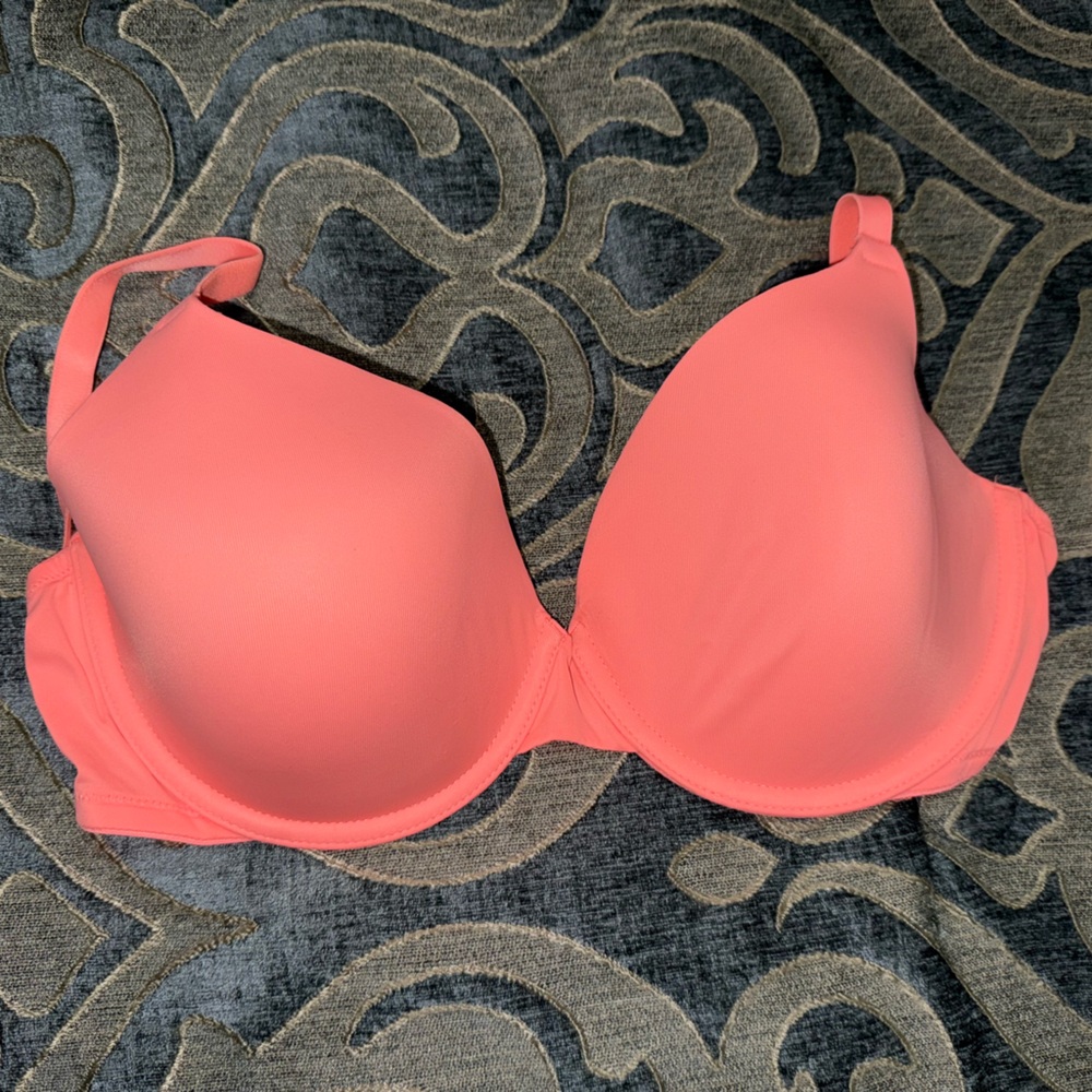 New without tag Victoria secret wear everywhere t-shirt lightly lined 34D